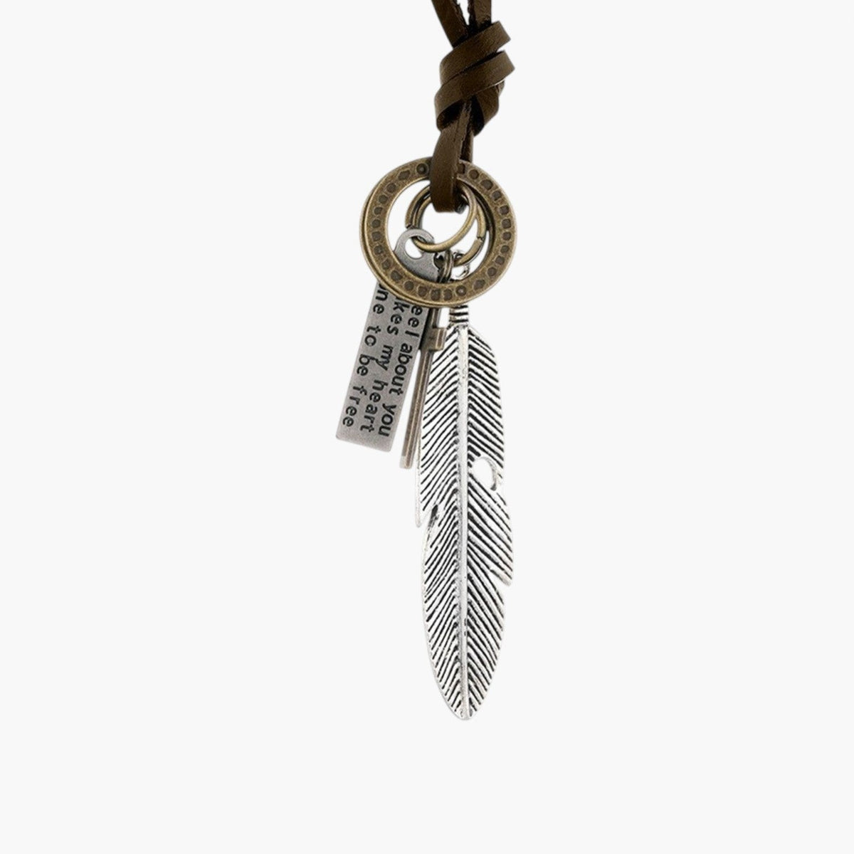 Colar em Couro com Pendentes Vintage