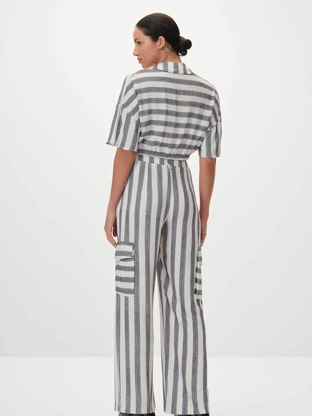 BLUSA CROP TOP COM BOLSOS