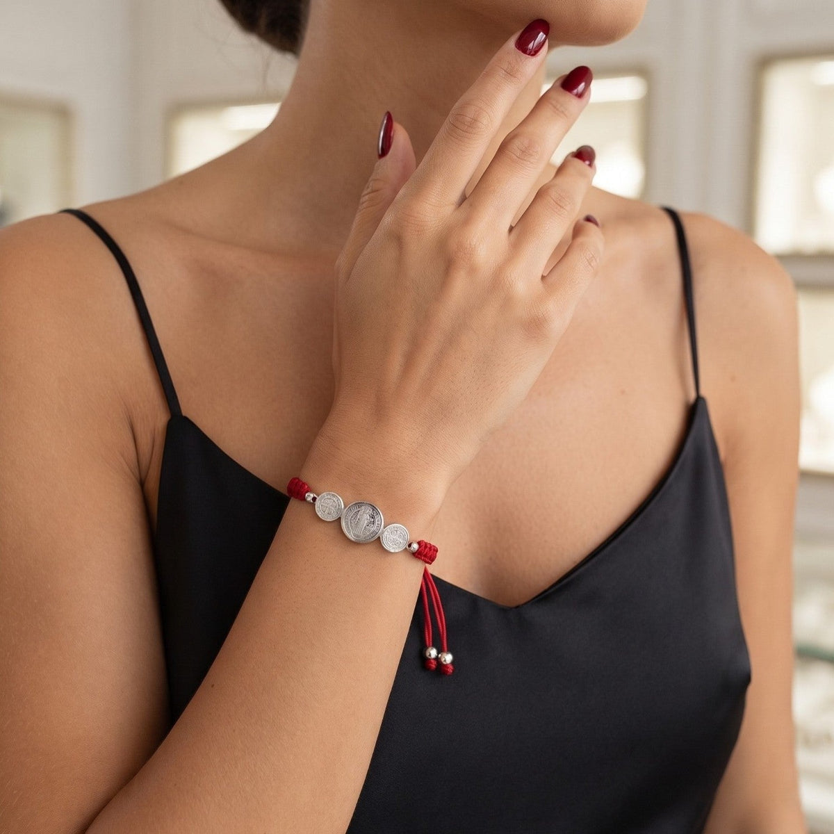 Pulseira São Bento com Medalhas em Corda Ajustável