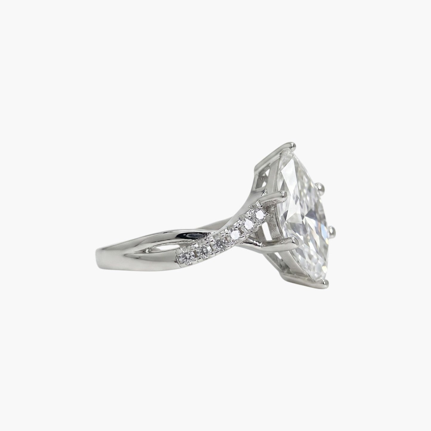 Anel Lumina em Prata de Lei 925 com Moissanite