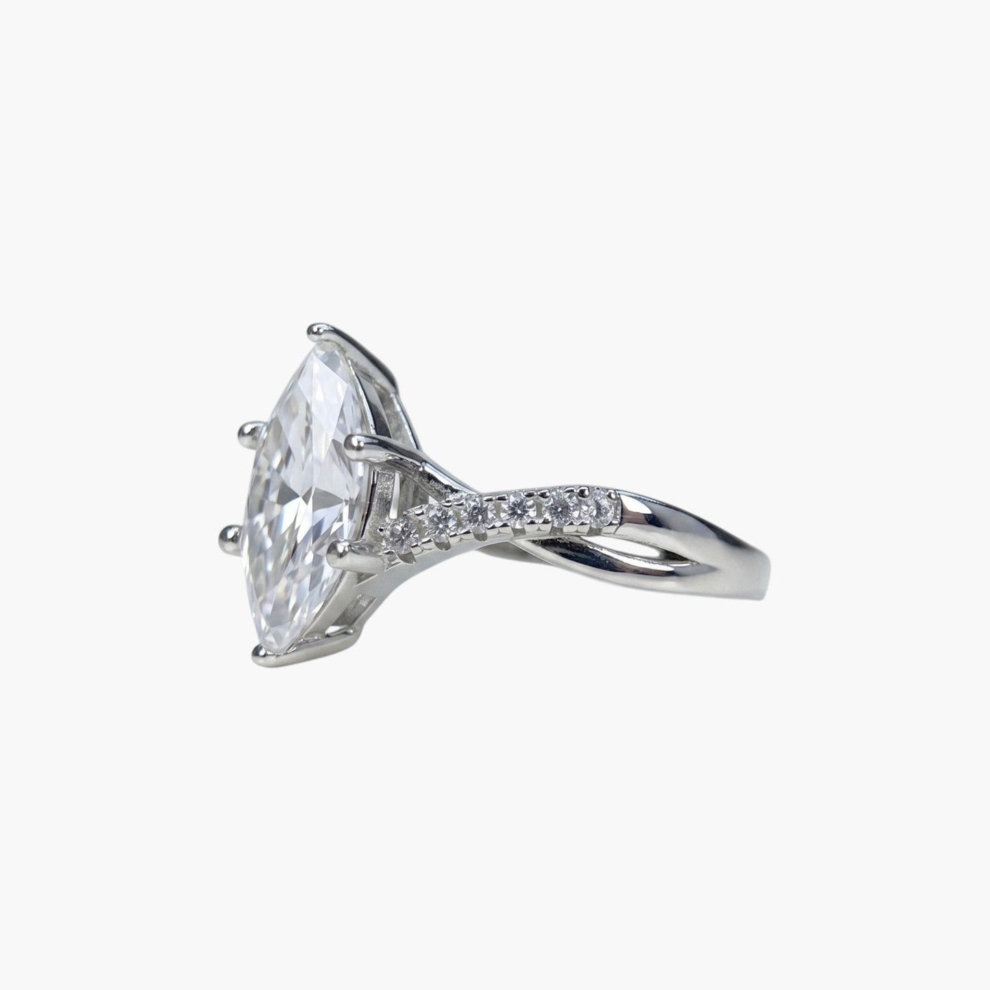 Anel Lumina em Prata de Lei 925 com Moissanite