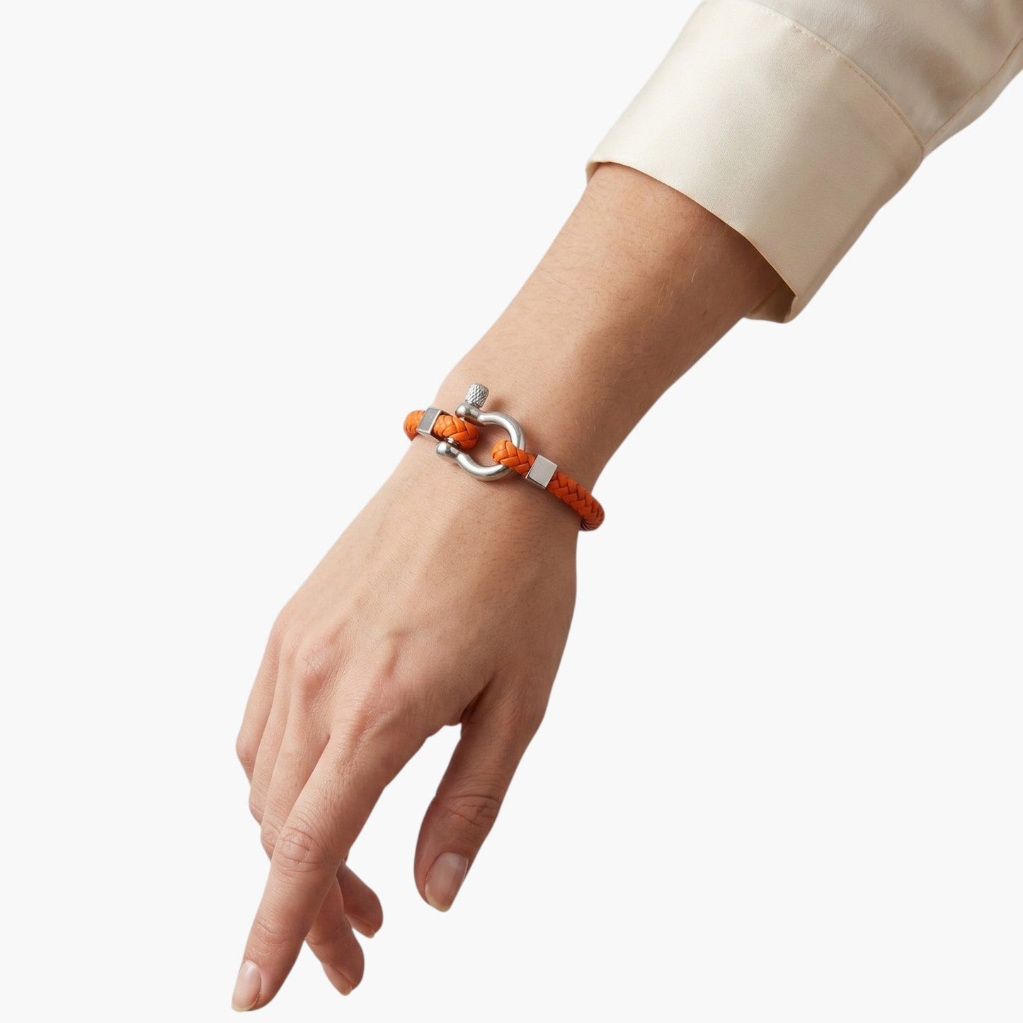 Pulseira Minimalista em Couro Trançado com Aço Inoxidável