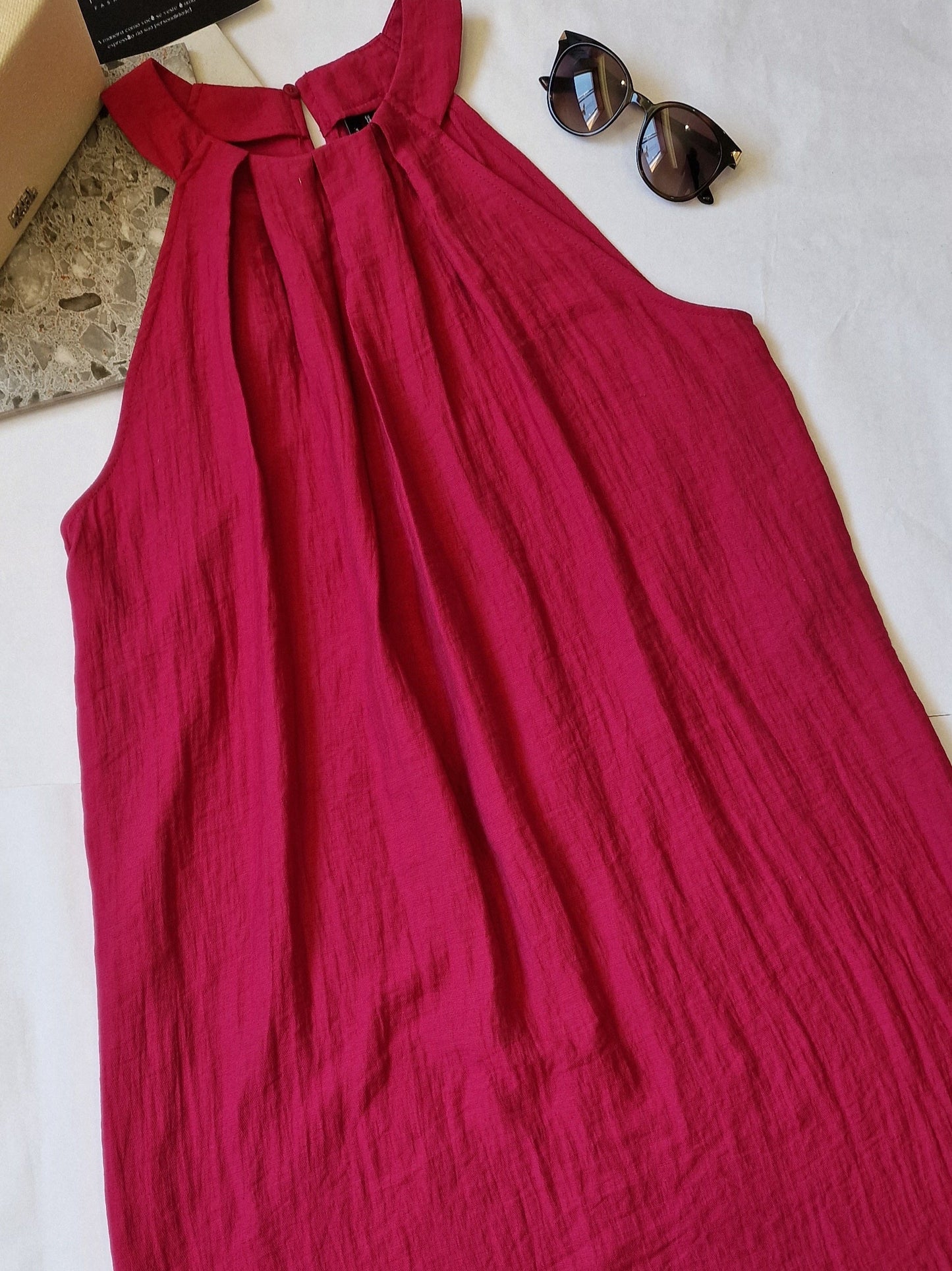 VESTIDO CURTO COM DECOTE HALTERE  EVALINA