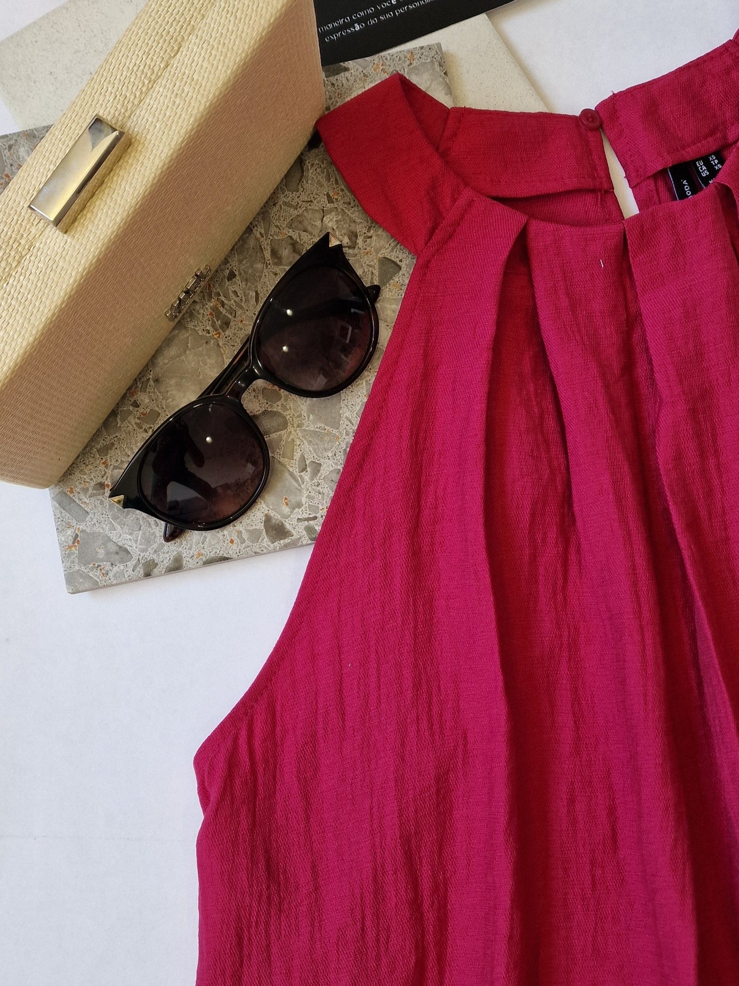 VESTIDO CURTO COM DECOTE HALTERE  EVALINA