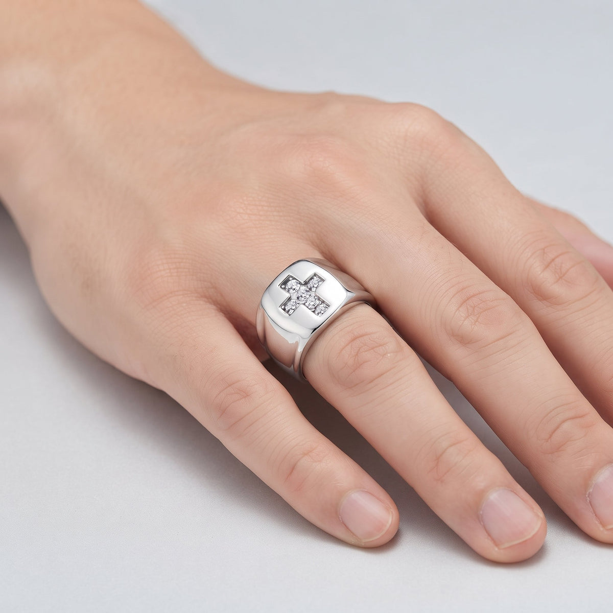 Anel Signet Cruz com Zircónias em Aço Inoxidável