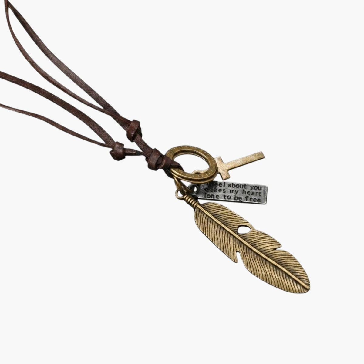 Colar em Couro com Pendentes Vintage
