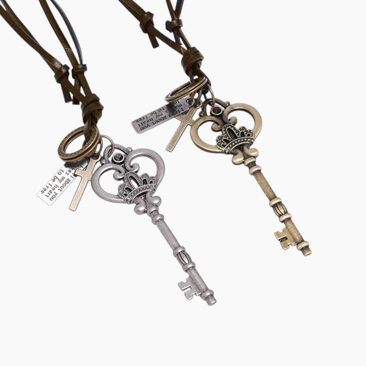 Colar em Couro com Pendentes Vintage