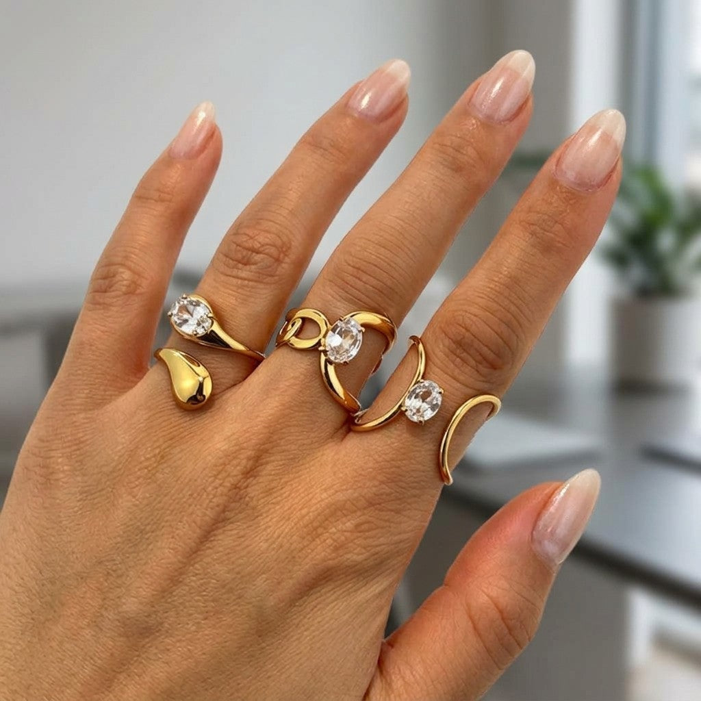Anel Ajustável em Aço Dourado com Zircónia Oval
