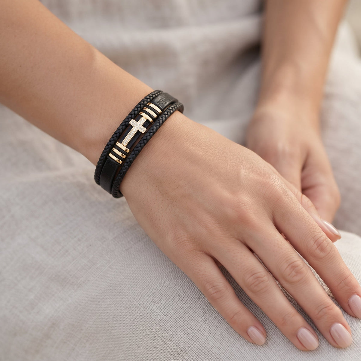 Pulseira Cruz em Couro e Aço Inoxidável