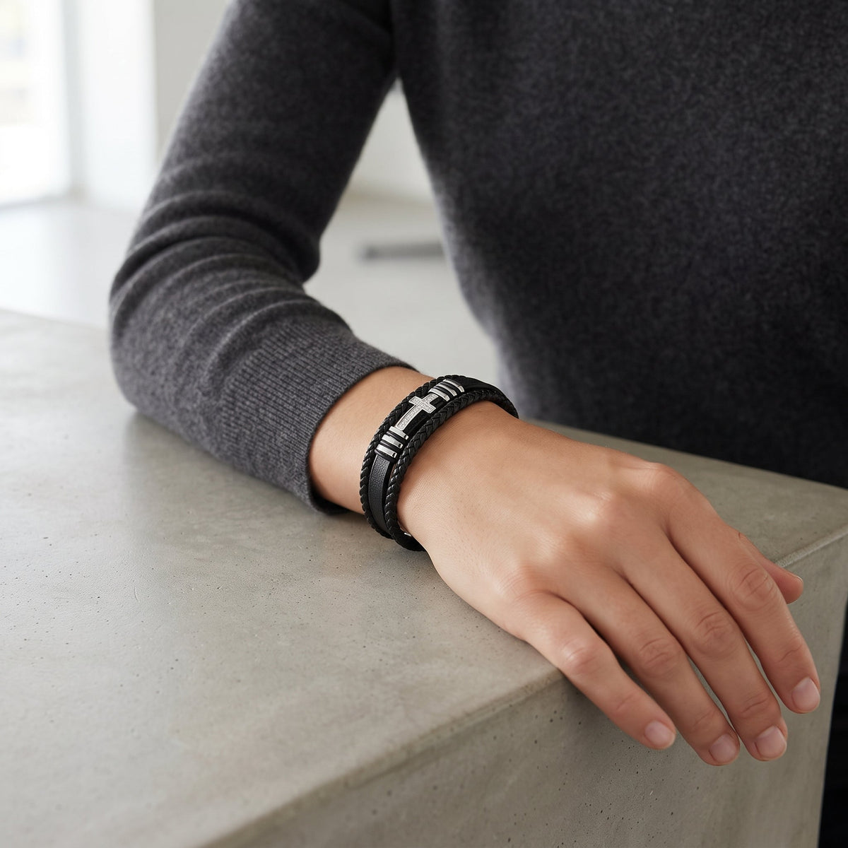 Pulseira Cruz em Couro e Aço Inoxidável