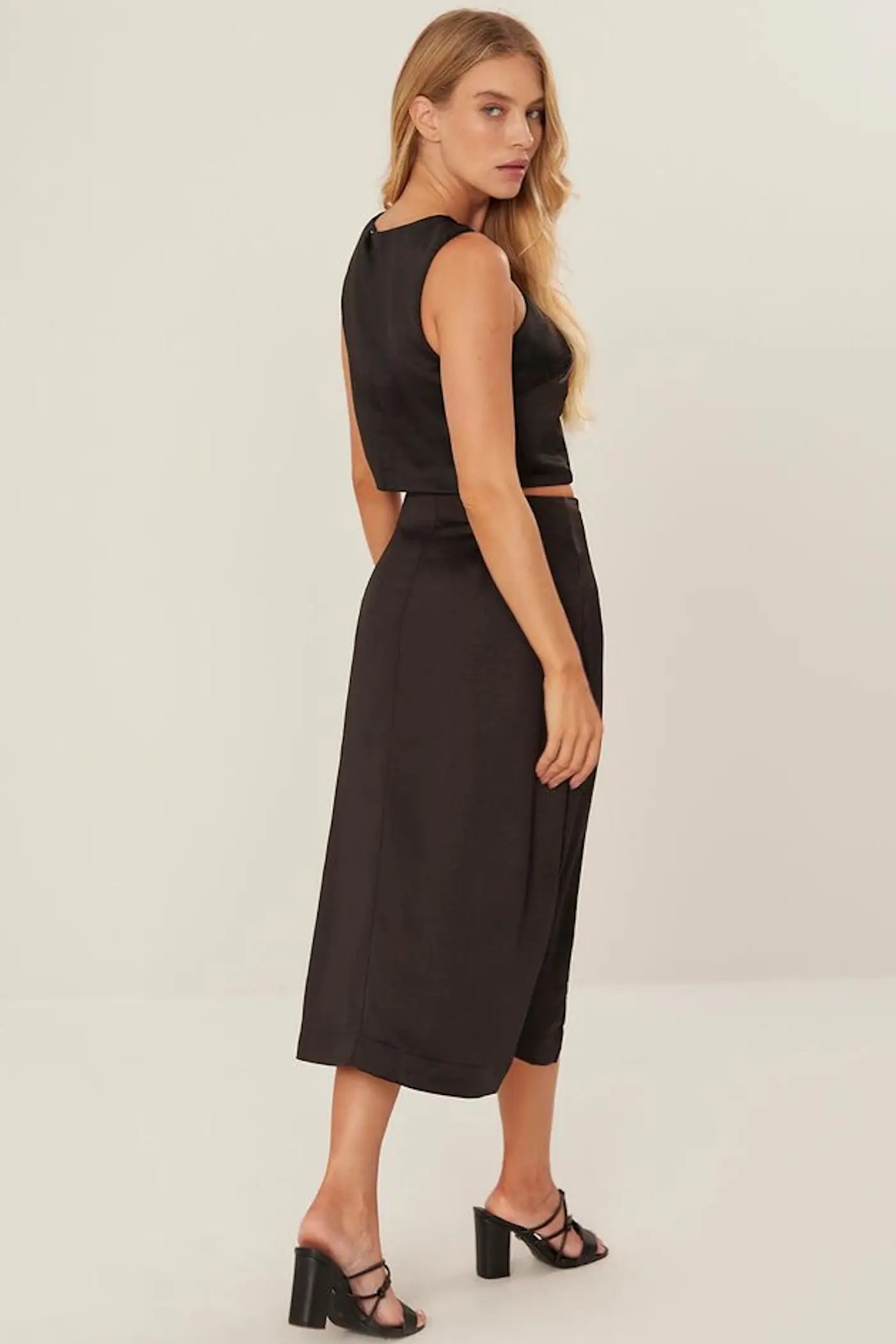 BLUSA CROPPED COM DETALHE BOTÕES